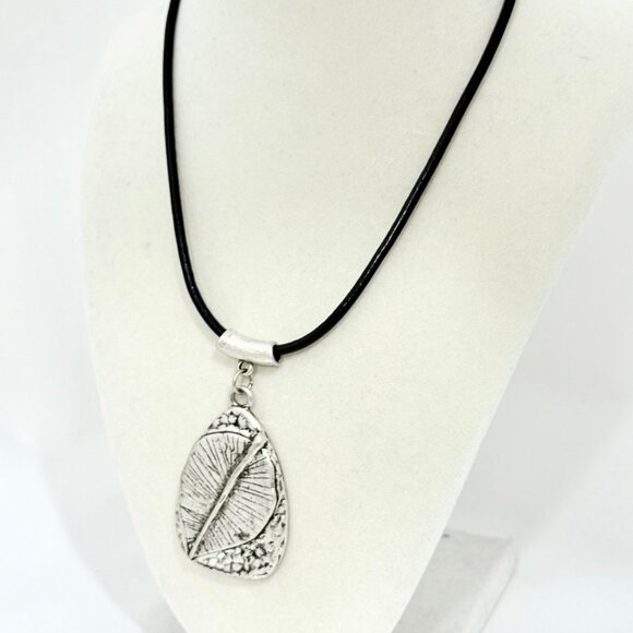 Chico's Silver Tone Leaf Pendant Necklace w/Adjustable Chain - NWT - Picture 4 of 5